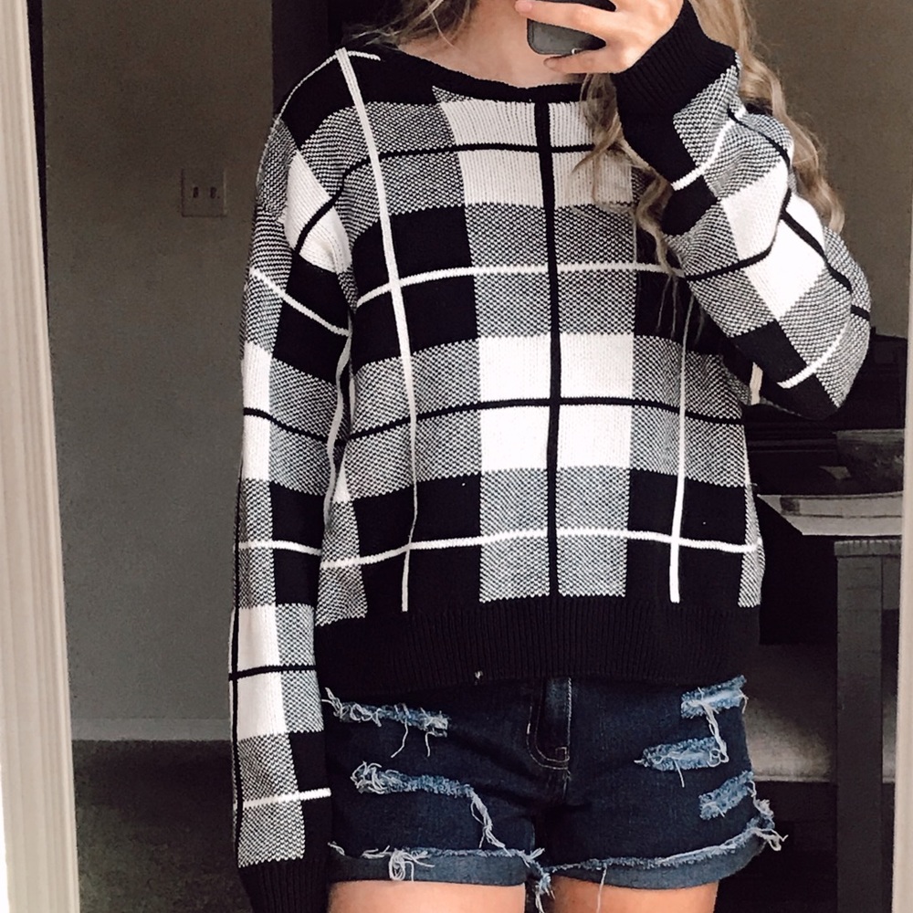 ✨ Forever 21 Black and White Plaid Sweater ✨ - Picture 3 of 7